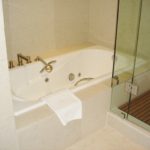 浴室のガラス張りリフォームにかかる費用は？