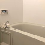 浴槽の縁の高さは低い方が良い？理想的な高さや低いメリット等を解説