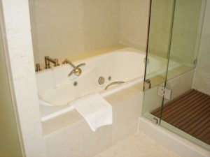 浴室のガラス張りリフォームにかかる費用は？